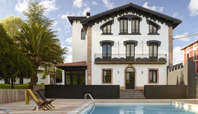 Villa with pool in the Basque Country