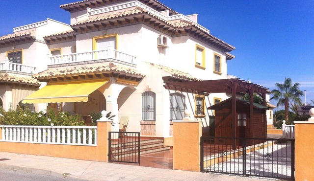 Villa with pool 7 minutes from the beach walking. WIFI + Air Conditioning