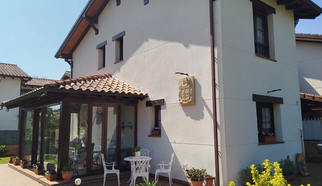 Villa with large garden next to the park Cabárceno