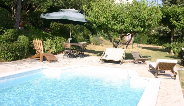 Villa with exceptional views, large garden and swimming pool in the heart of the Provencal countryside.