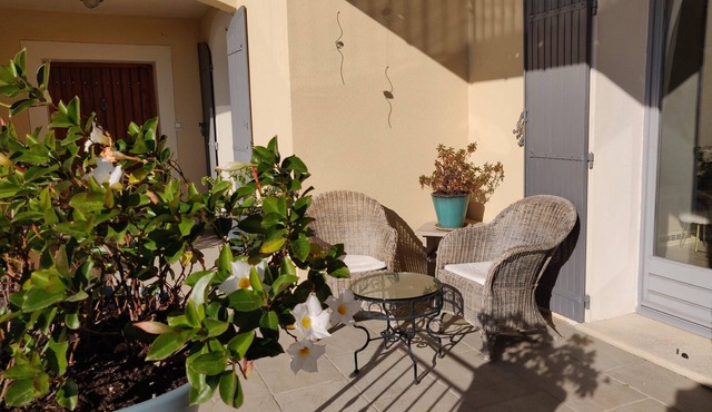 Villa with exceptional view of Mt Ventoux, the Vaucluse valley and Bédoin