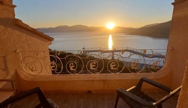 Villa with stunning sea views, 3/4 bedrooms, 6 minutes from the beach on foot.