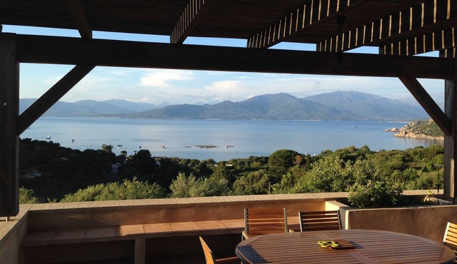 Villa with swimming pool, 10 mn walk from the beach, exceptional sea view