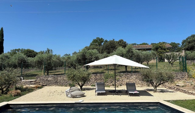 Villa with large garden and pool in the heart of a historic Luberon village!