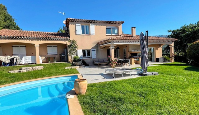 Villa with pool and garden, 2 bedrooms