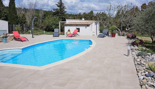 Villa with pool and enclosed garden between the vineyards and hiking trails