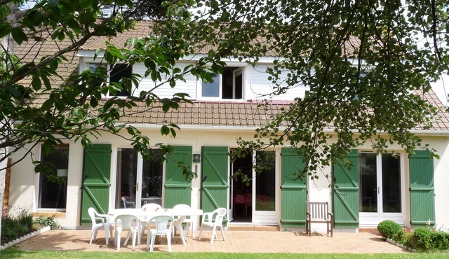 Villa with enclosed garden, in the center, beach at 300m