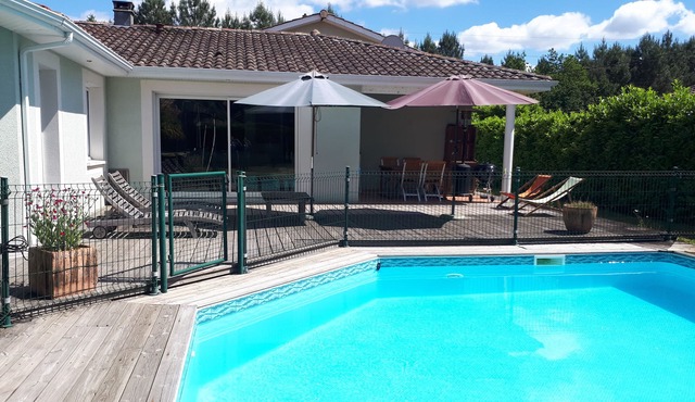 villa with swimming pool between ocean and Bordeaux