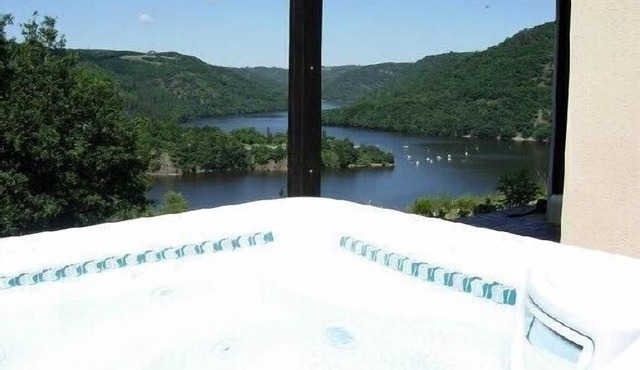 Villa with view of the lake on 450ha and spa for 6 persons