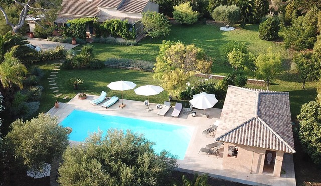 Villa with large pool, in landscaped garden, at walking distance from the beach