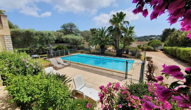 Villa with private pool, quiet in enclosed planted lot