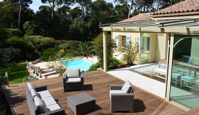 Villa with pool in the heart of Le Brusc in a wooded area, the sea on foot