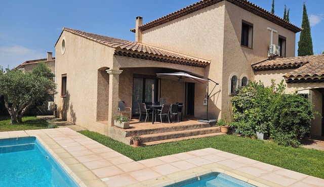 Villa with garden and 8x4 pool in a quiet neighborhood.