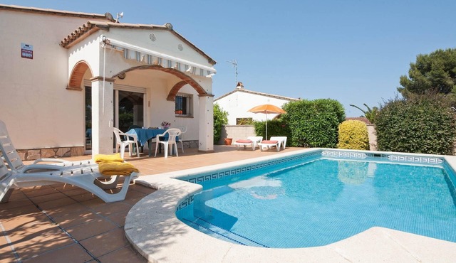 Villa with garden and swimming pool in Riells.HUTG-000995