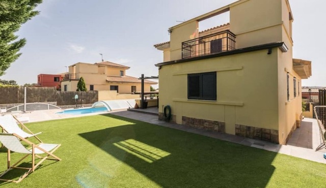 Villa with garden and private swimming pool 4BED