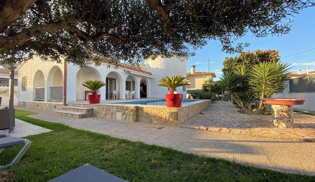 Villa with garden and private pool in quiet neighborhood. Beach within walking distance.