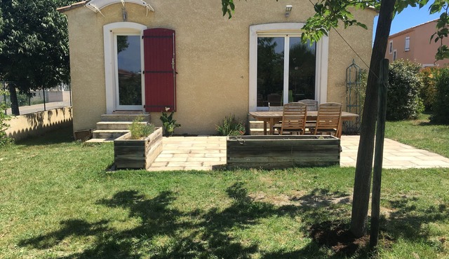 Villa with garden in quiet subdivision. At 10 minutes from Avignon