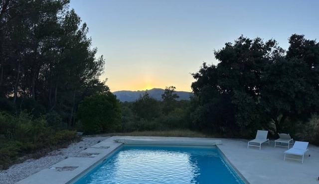 Villa with guest house on the Sainte Victoire area,20 minutes from Aix.