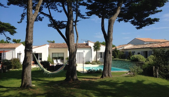 Villa with heated pool, Sainte Marie de Ré, 30 meters from the beach