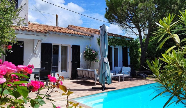 Villa with heated pool and wooded garden