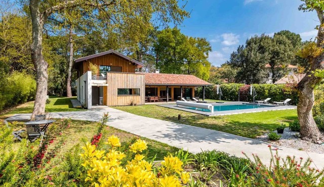 Villa with heated pool in secure private domain