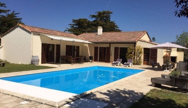Villa with heated pool near the sea