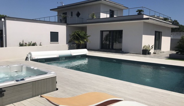 Villa with heated pool and Jacuzzi, 3-minute walk from the beach