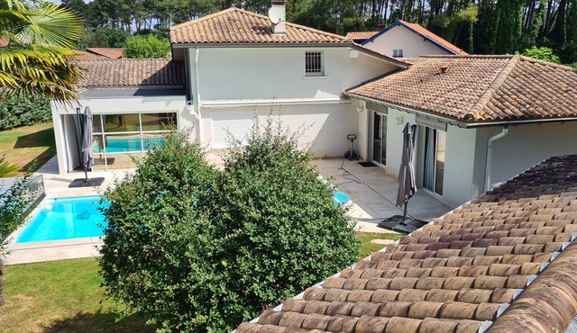 Villa with heated pool, 1500 m from the beach, near Hossegor and Biarritz