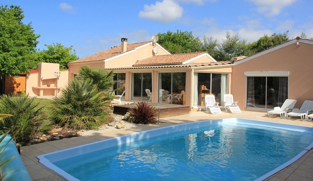 Villa with heated pool 5 minutes from the ocean for 14 to 17 people