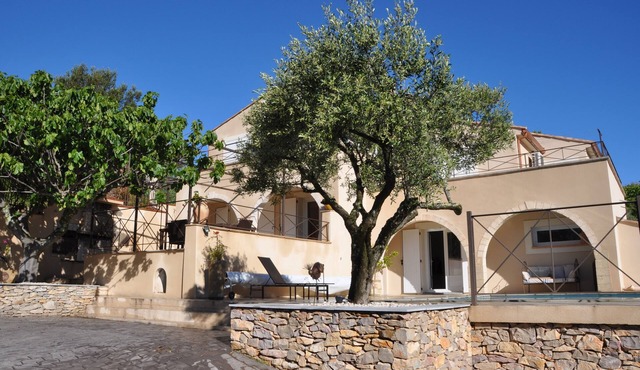 Villa with heated pool and spa in the quiet garrigue of Nîmes