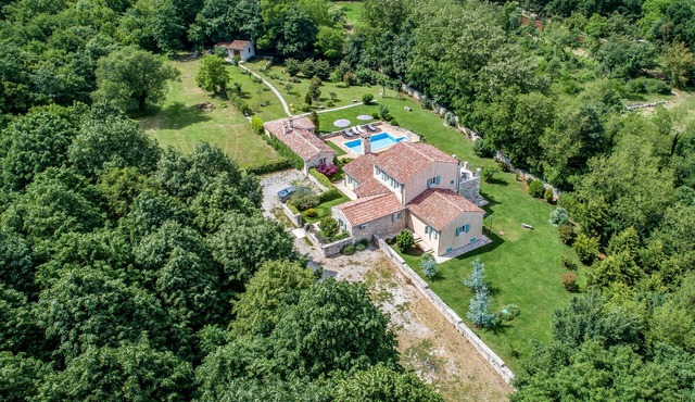 Villa with heated pool for 8 persons