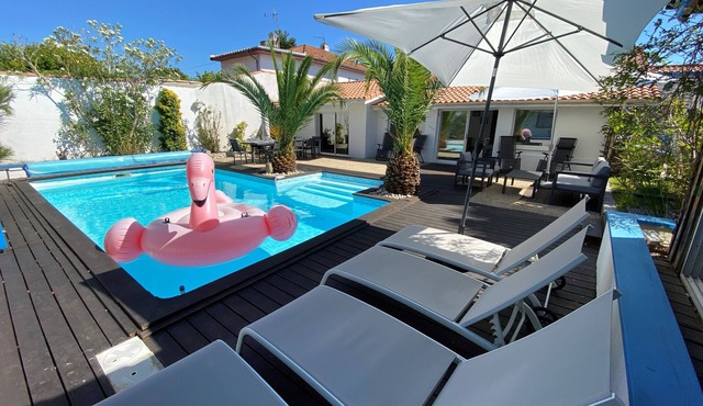 Villa with heated pool 200 metres from the beach and 100 metres from shops