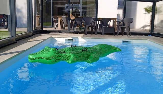 Villa with heated pool 300 m from the beach