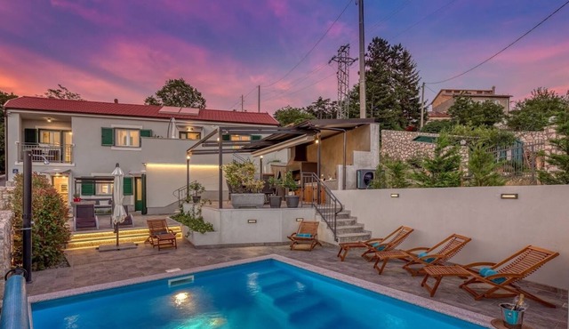 Villa with heated pool, 9 people, sea view