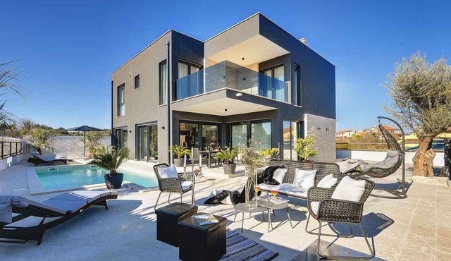Villa with heated pool, jacuzzi and sauna