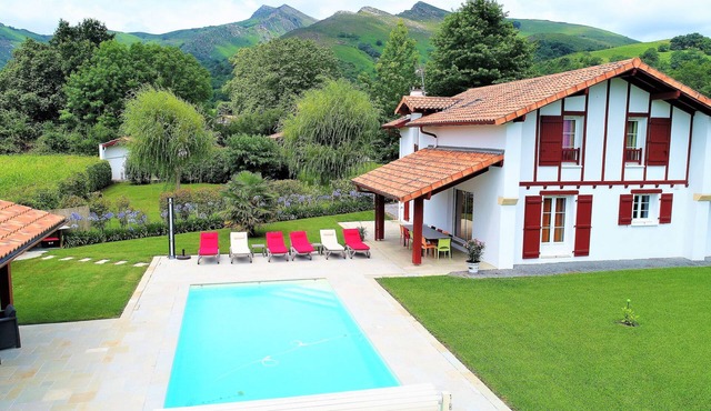 VILLA WITH HEATED POOL, MOUNTAIN VIEWS AND QUIET LOCATION