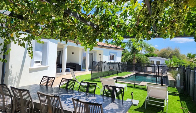 Villa with heated, secure swimming pool, 10 minutes from the beach