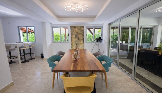 Villa with Hot Tub & BBQ | 3 minutes from Airport