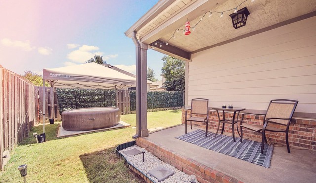 Villa with Hot Tub, Theatre and Game Room - Minutes to U of A!
