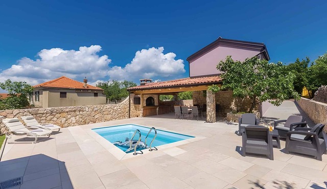 Villa with pool for 6 people