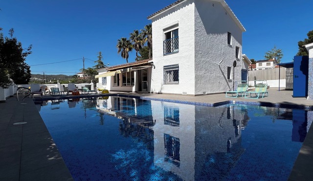 Villa with huge private pool 5 m x 11 m, 800 yards from beach with Wifi