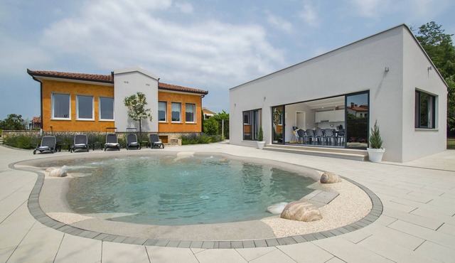 Villa with hydromasagge pool. Children welcome.