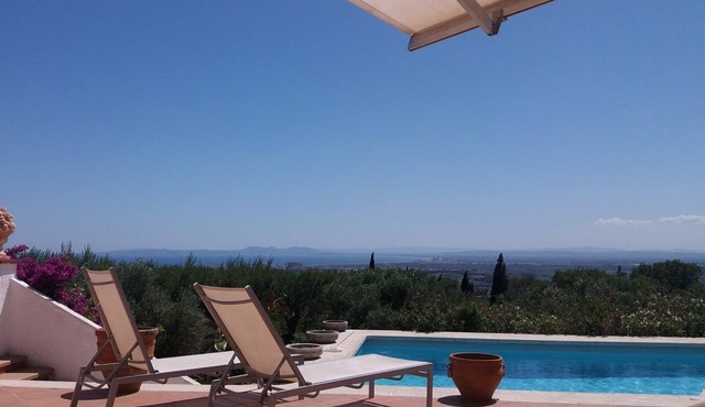 Villa with impressive views over the bay of Rosas & the Ampurdan plain