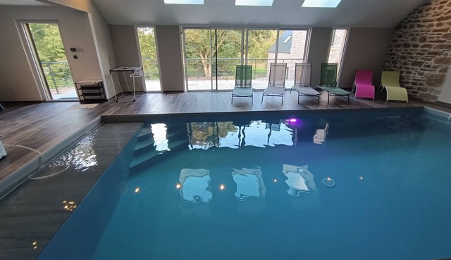 Villa with indoor swimming pool, shops 700 m , beaches 3 km . A little paradise!