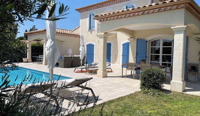 Villa with infinity pool, 15 minutes from the sea!