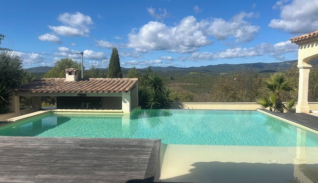 Villa with infinity pool and breathtaking views near Béziers and beaches