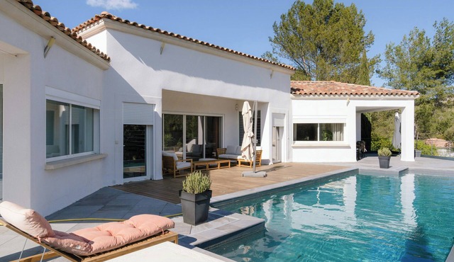 Villa with infinity pool in Cabriès