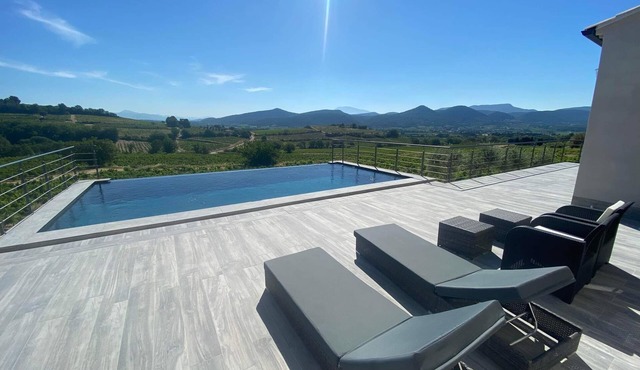 Villa with Infinity Pool and Stunning Views in Provence