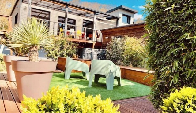 Villa with jacuzzi, in the canopy