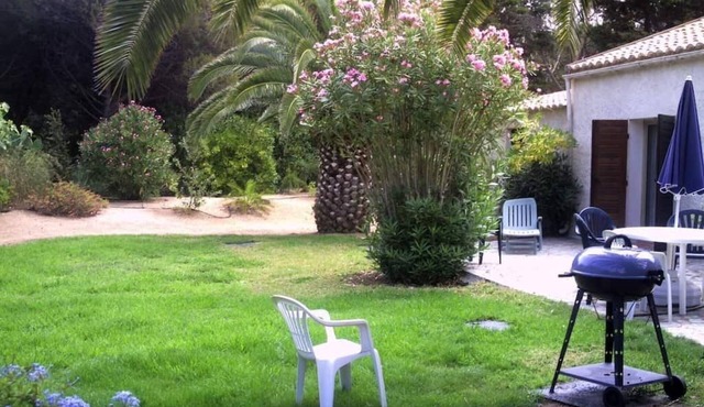 Villa with land, close to the sea, beach, tennis court.